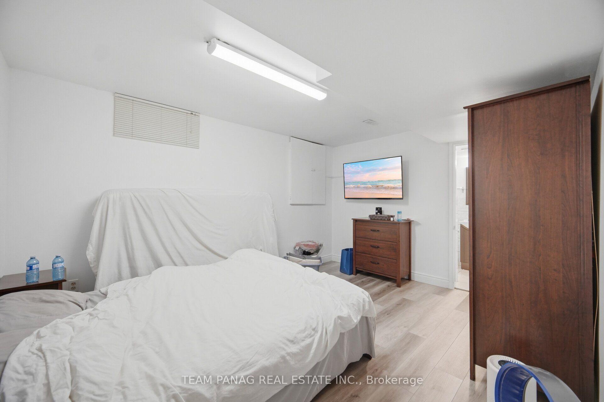 Photo 34 of 129 Bankview Circle, Etobicoke, West Humber-Clairville — HOMEH