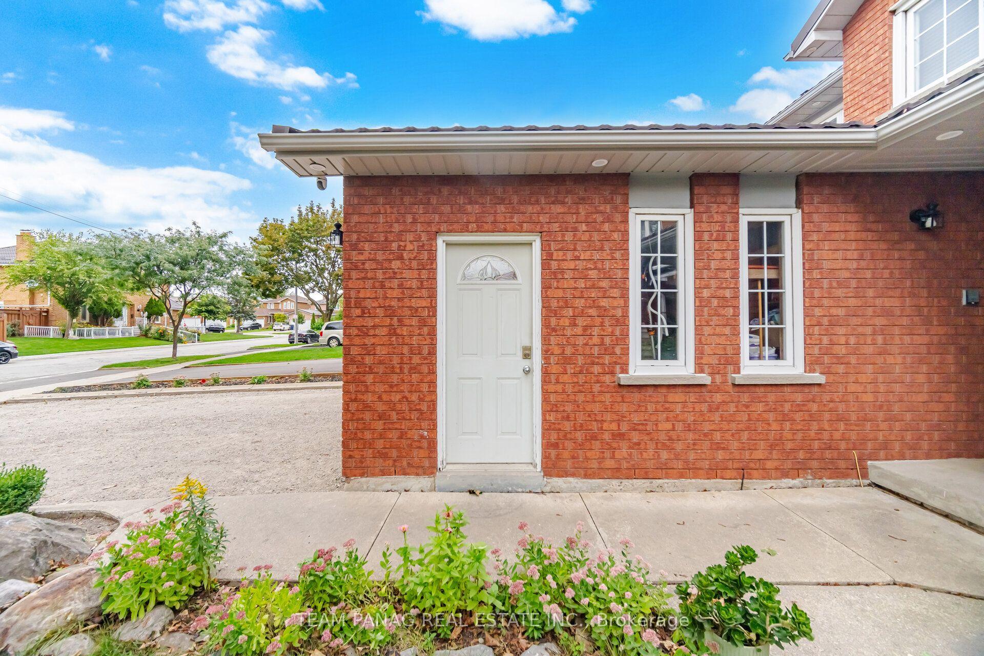 Photo 37 of 129 Bankview Circle, Etobicoke, West Humber-Clairville — HOMEH