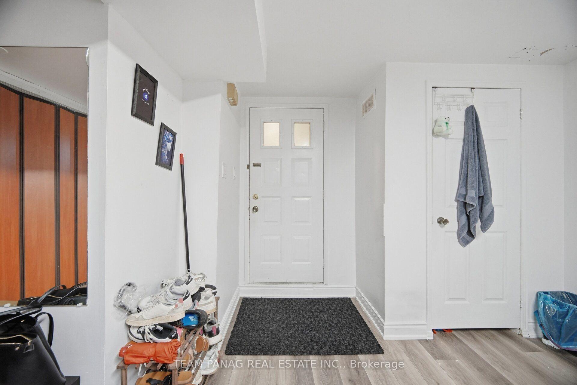 Photo 38 of 129 Bankview Circle, Etobicoke, West Humber-Clairville — HOMEH