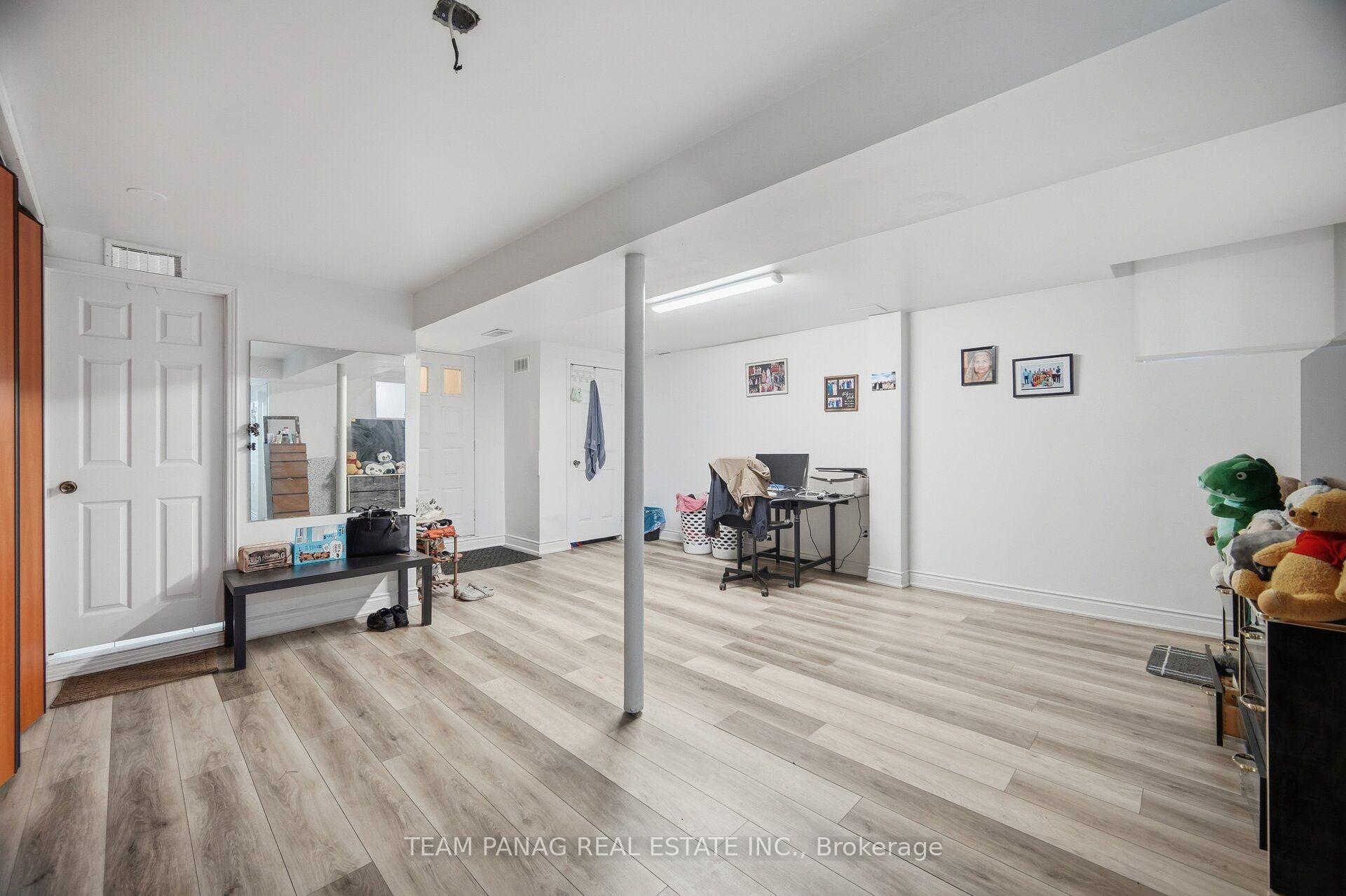 Photo 39 of 129 Bankview Circle, Etobicoke, West Humber-Clairville — HOMEH