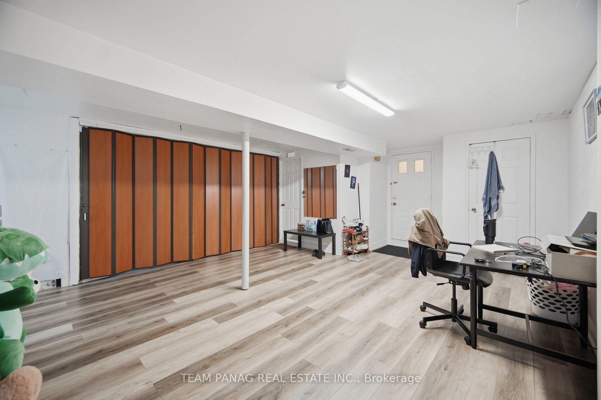 Photo 40 of 129 Bankview Circle, Etobicoke, West Humber-Clairville — HOMEH