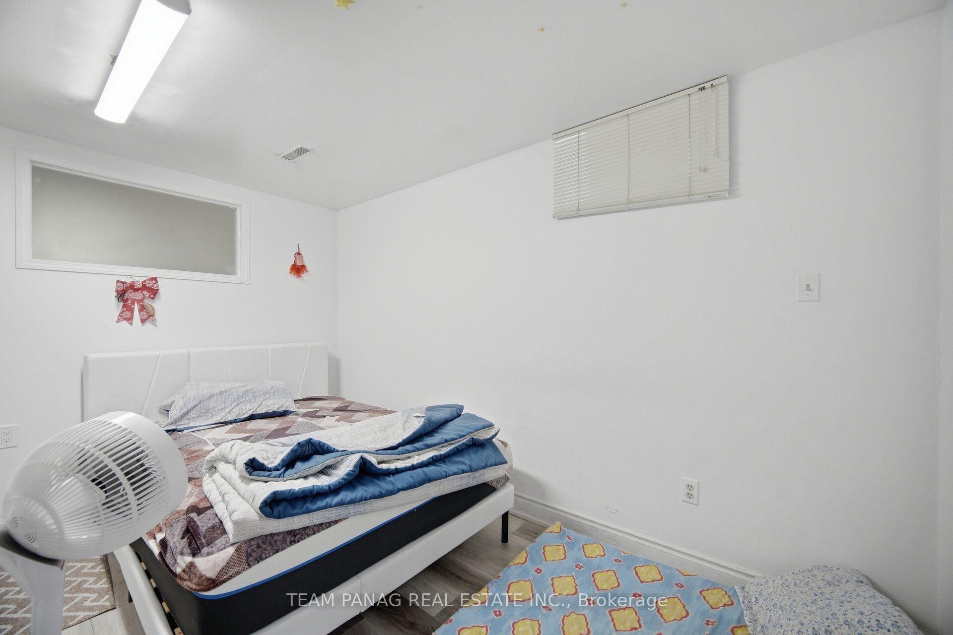 Photo 43 of 129 Bankview Circle, Etobicoke, West Humber-Clairville — HOMEH