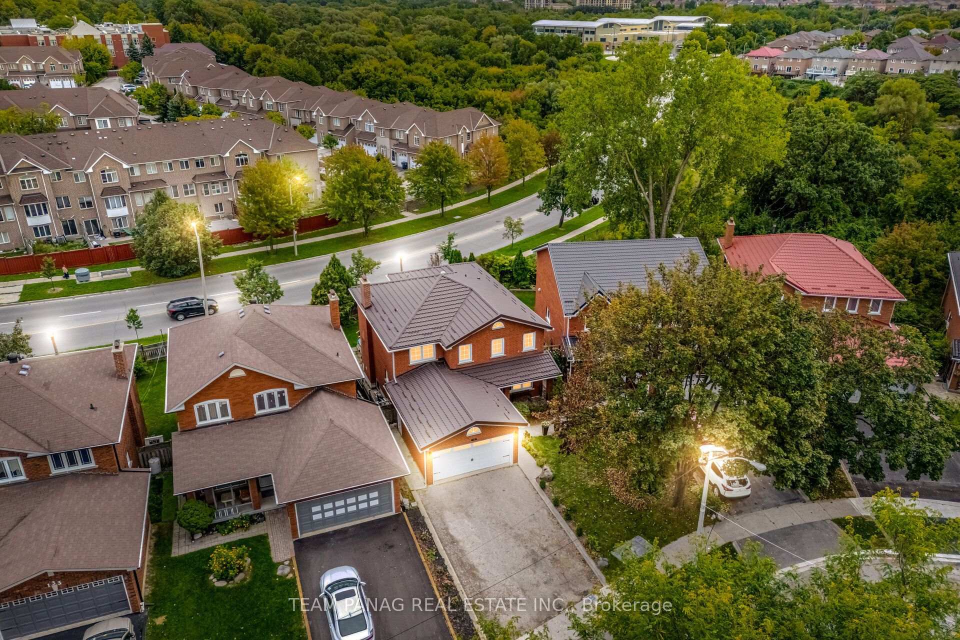 Photo 3 of 129 Bankview Circle, Etobicoke, West Humber-Clairville — HOMEH
