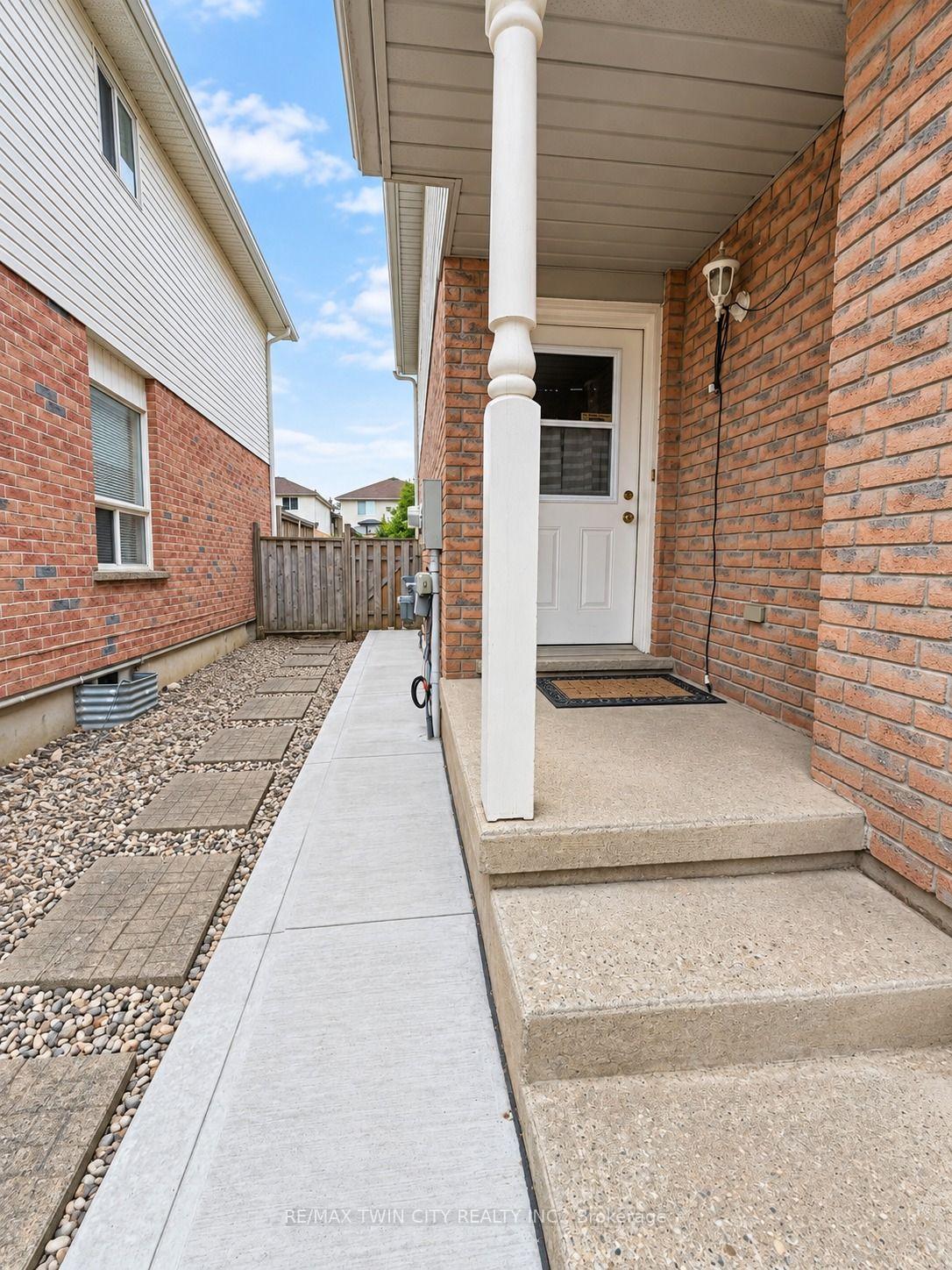 Photo 4 of 63 Orchid Crescent, Kitchener, Larentian West — HOMEH