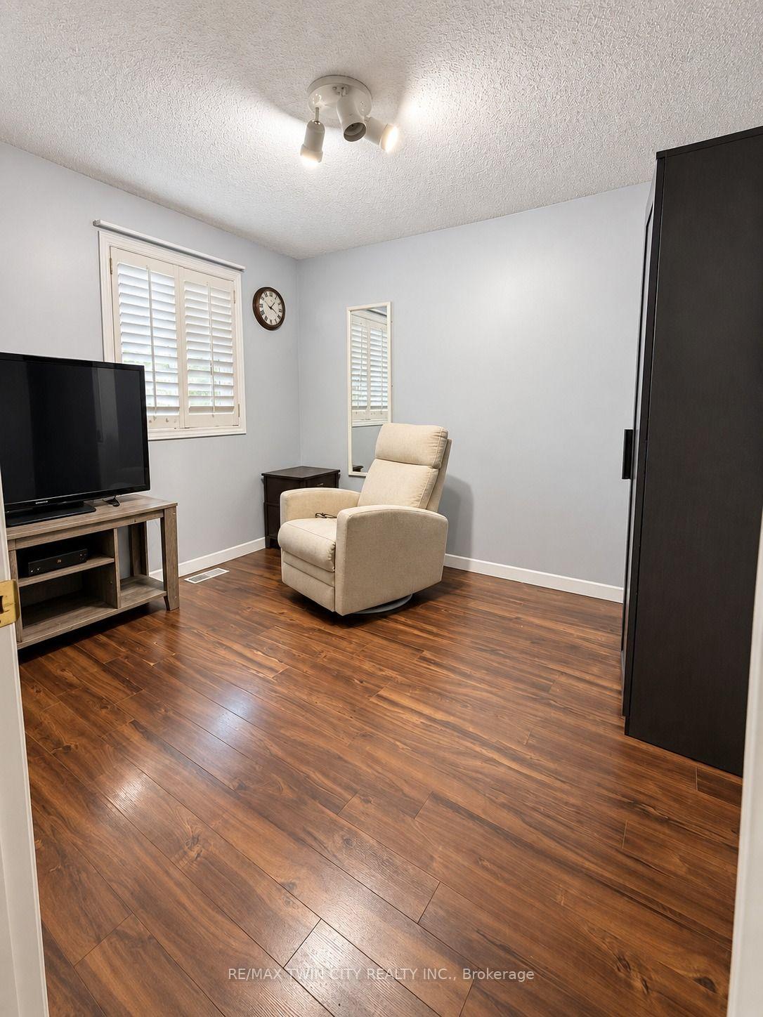 Photo 13 of 63 Orchid Crescent, Kitchener, Larentian West — HOMEH