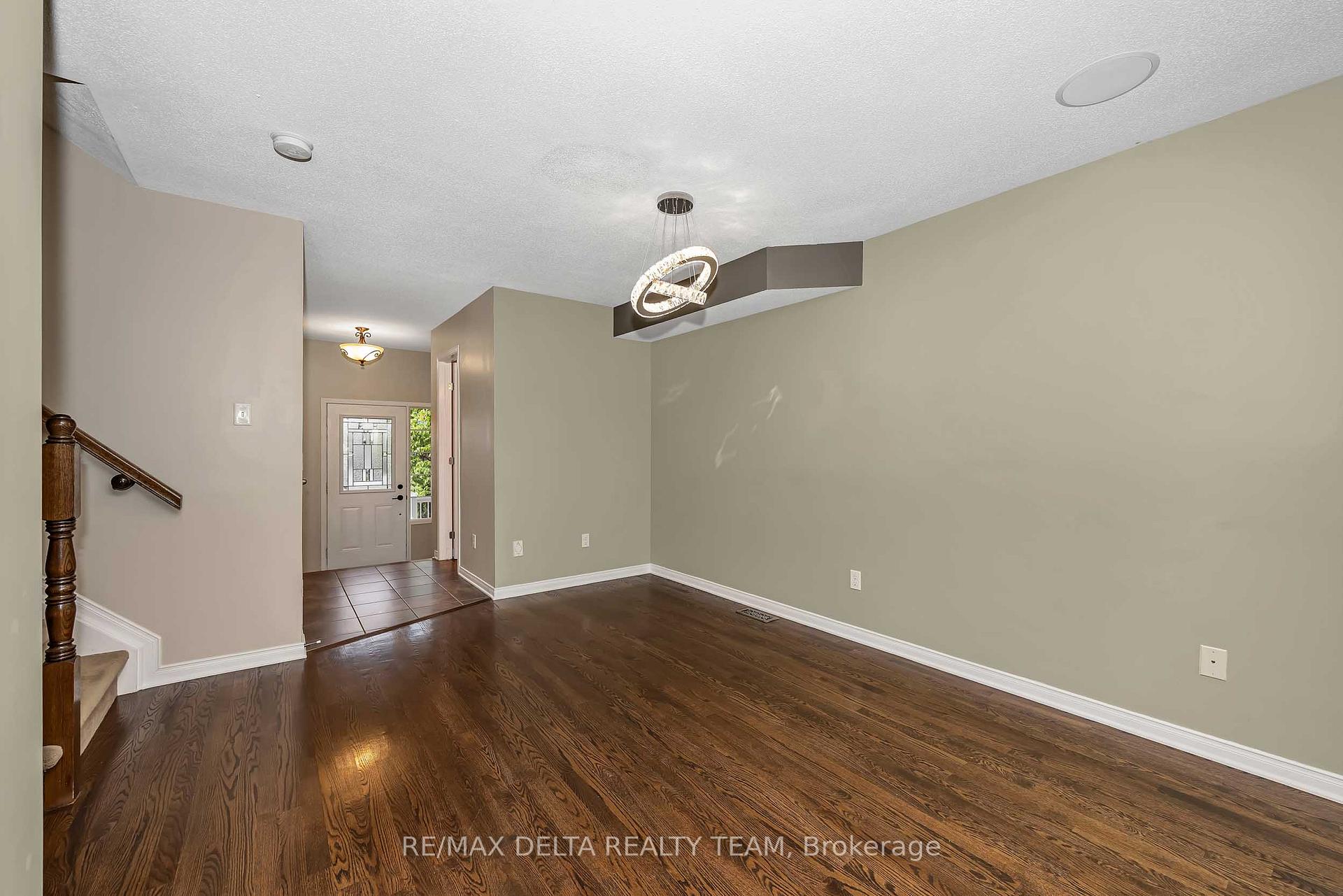 Photo 10 of 253 Cityview Crescent, Ottawa, Springridge/East Village — HOMEH