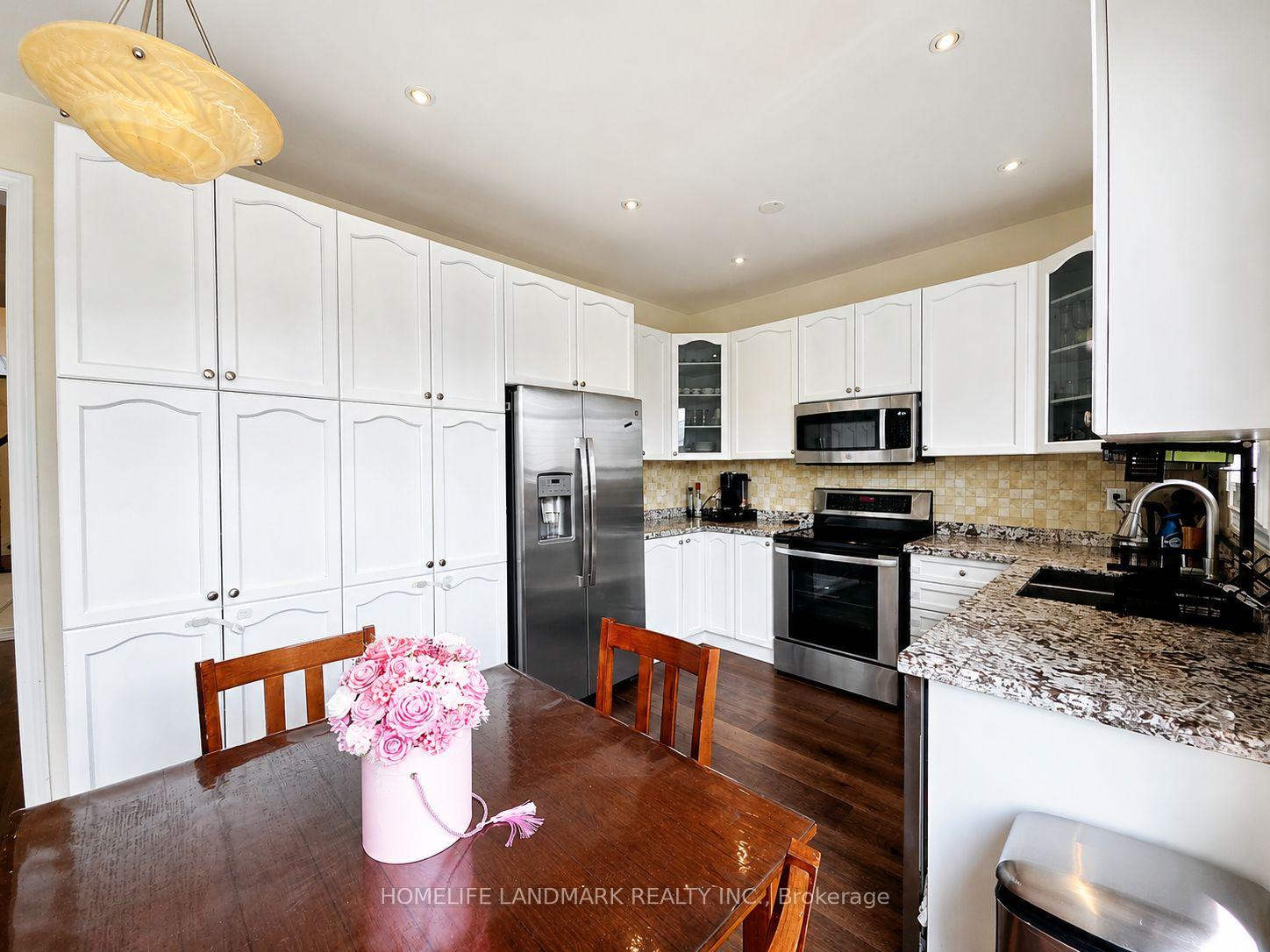 Photo 22 of 41 Mansard Drive, Richmond Hill, Jefferson — HOMEH