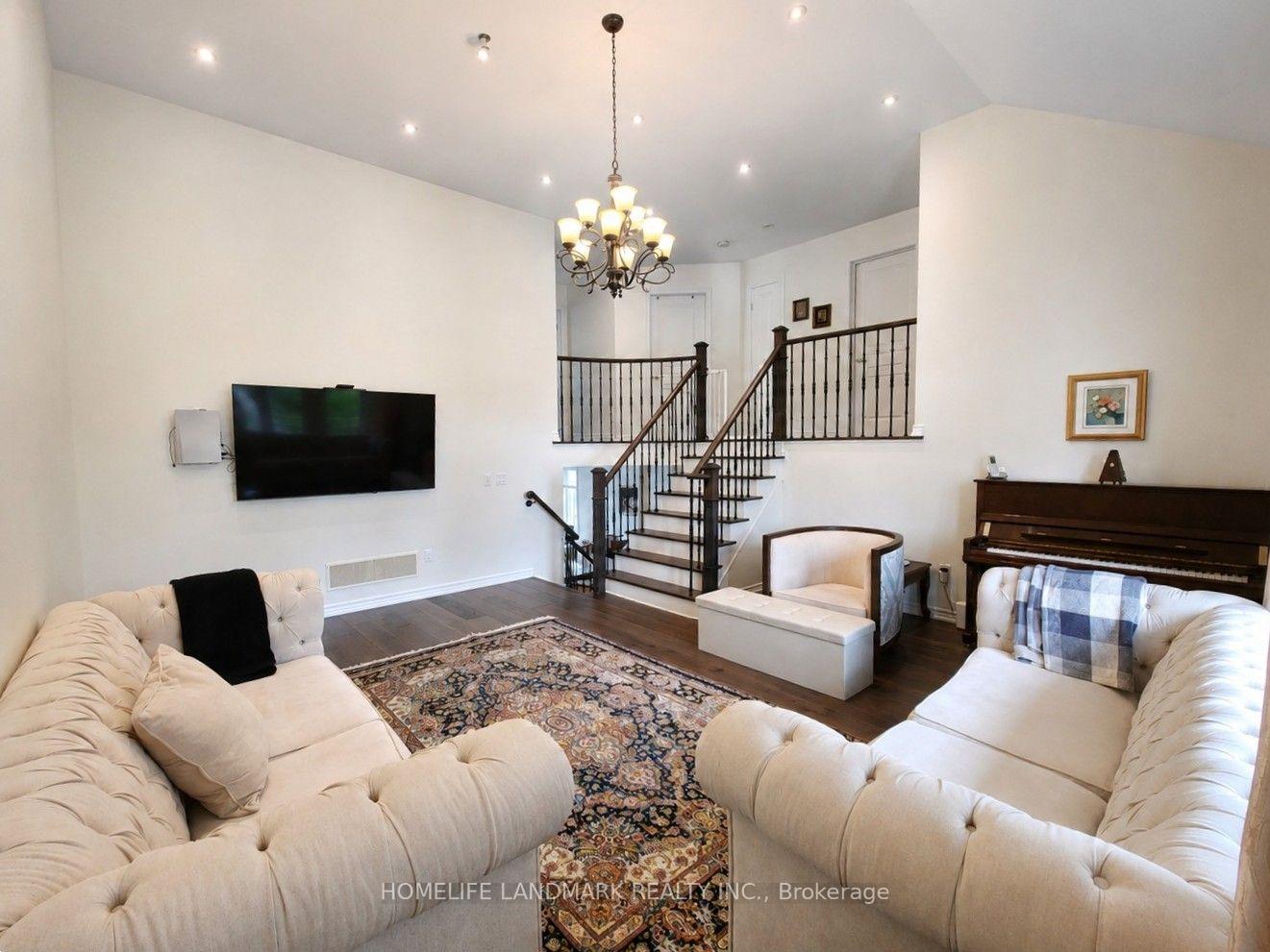 Photo 23 of 41 Mansard Drive, Richmond Hill, Jefferson — HOMEH
