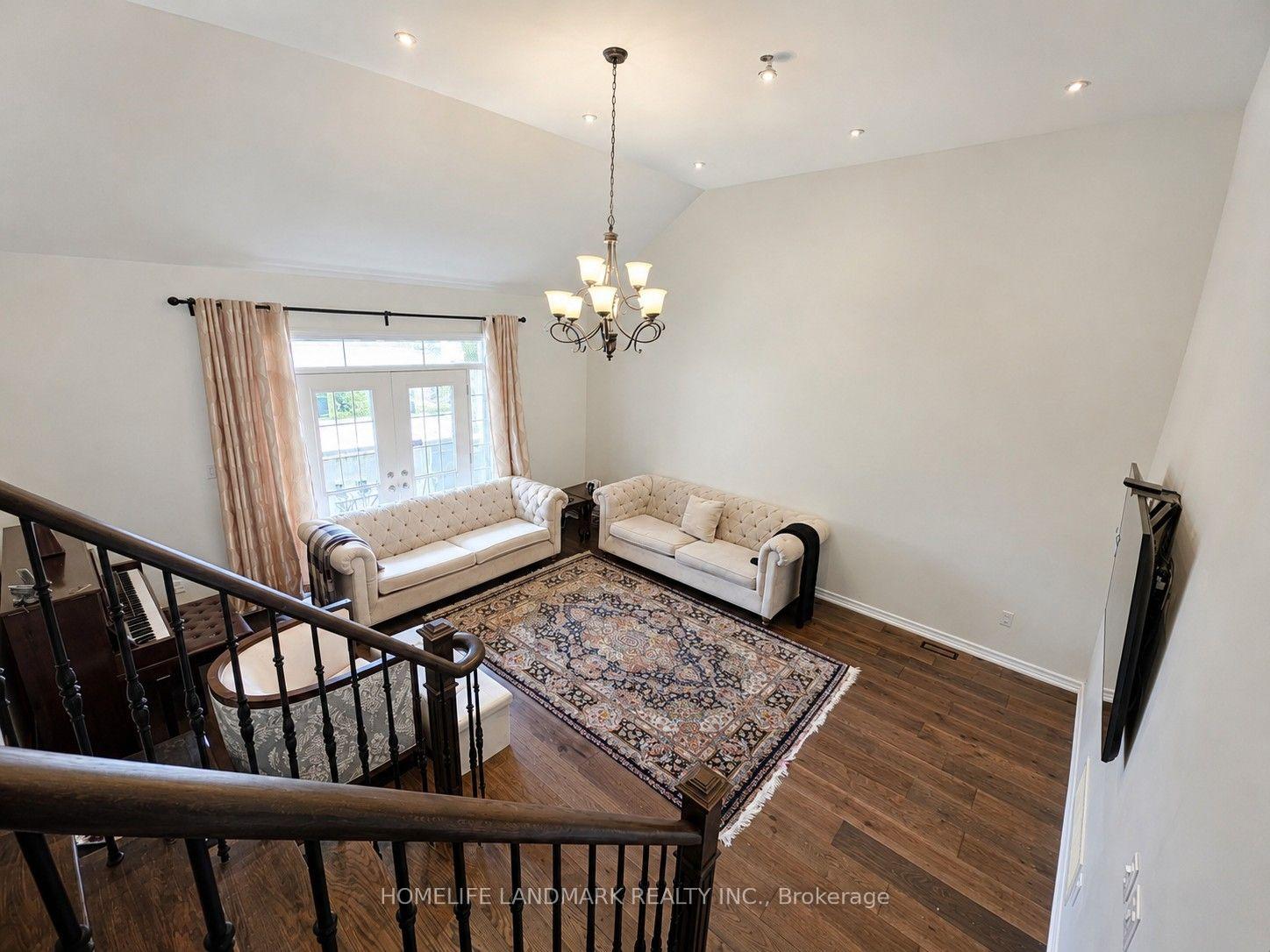 Photo 25 of 41 Mansard Drive, Richmond Hill, Jefferson — HOMEH
