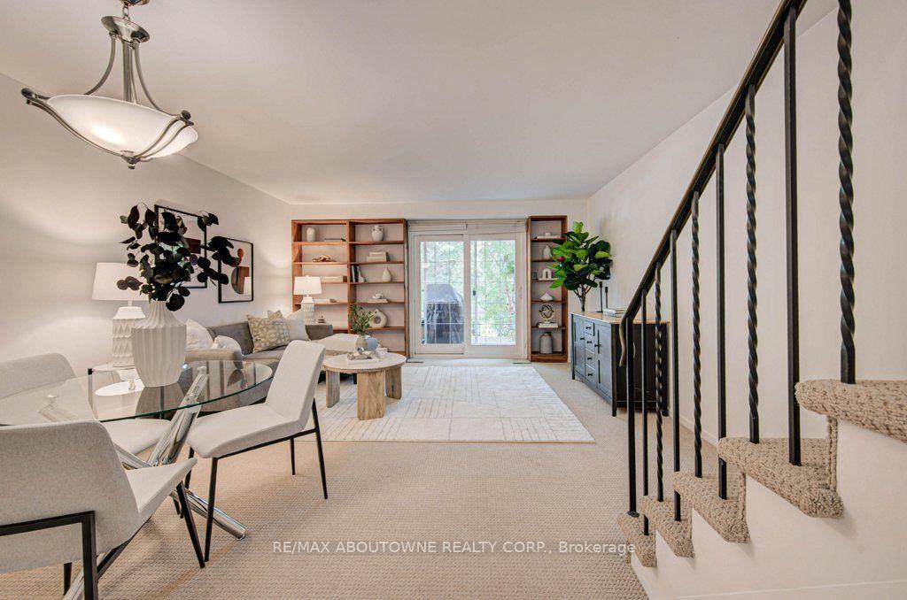 Photo 2 of 1012 Elizabeth Place, Oakville, Falgarwood — HOMEH