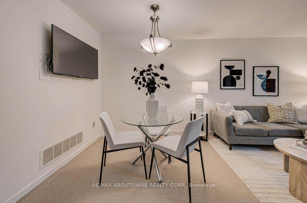 Photo 3 of 1012 Elizabeth Place, Oakville, Falgarwood — HOMEH