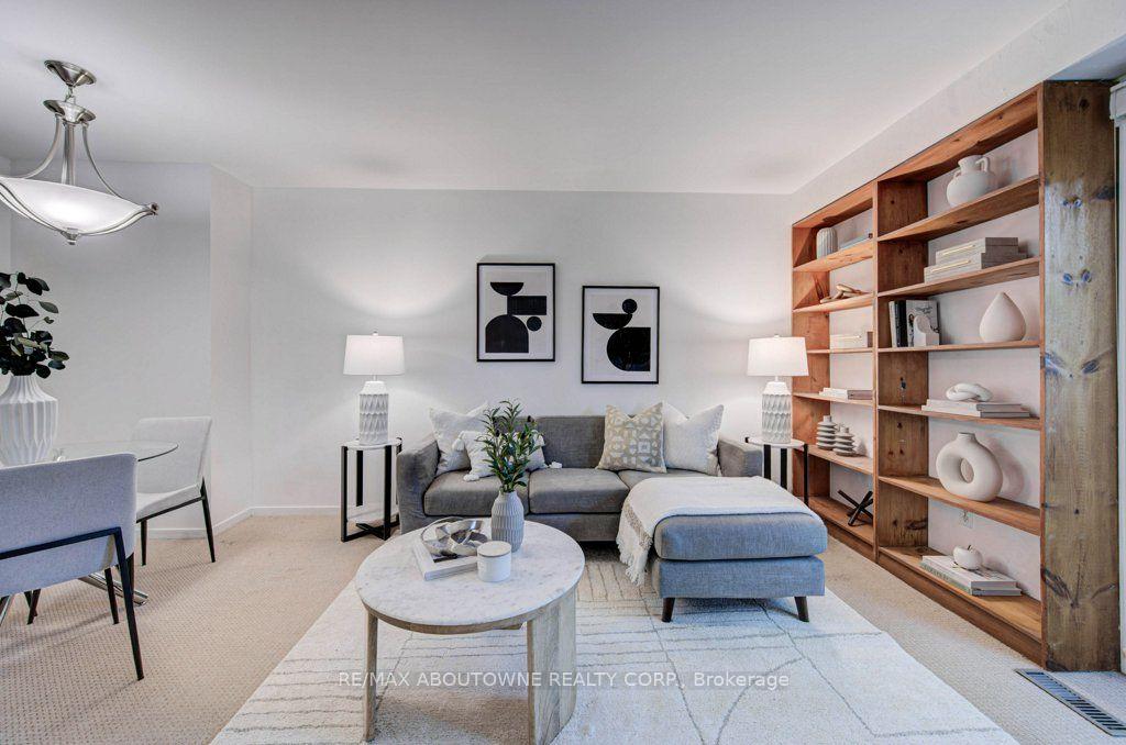 Photo 4 of 1012 Elizabeth Place, Oakville, Falgarwood — HOMEH