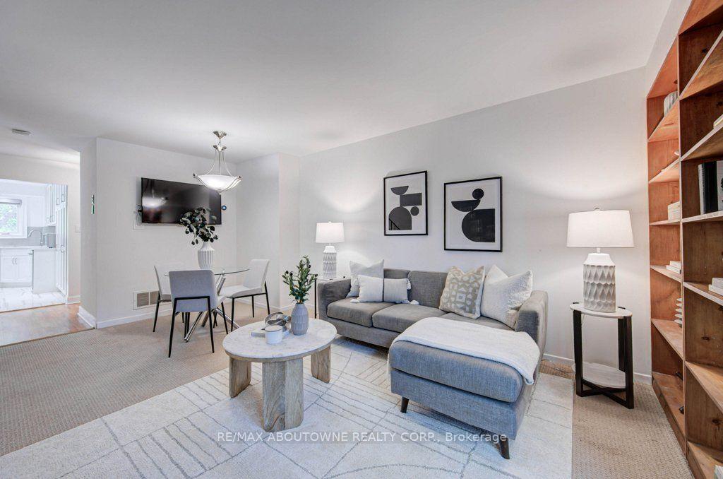 Photo 5 of 1012 Elizabeth Place, Oakville, Falgarwood — HOMEH