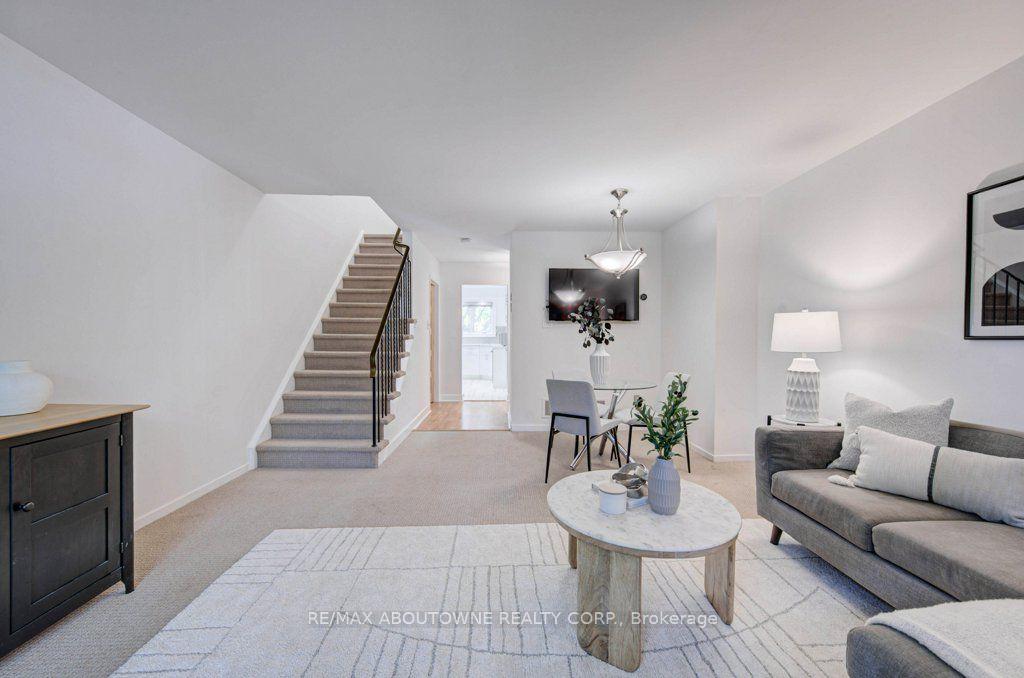 Photo 6 of 1012 Elizabeth Place, Oakville, Falgarwood — HOMEH