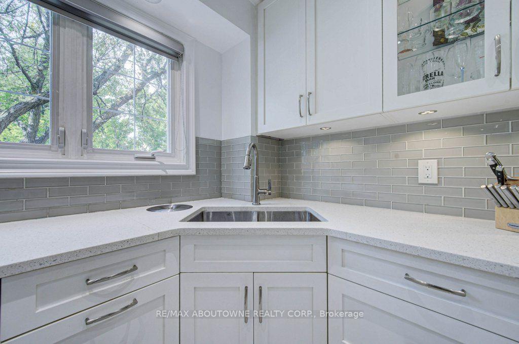 Photo 8 of 1012 Elizabeth Place, Oakville, Falgarwood — HOMEH
