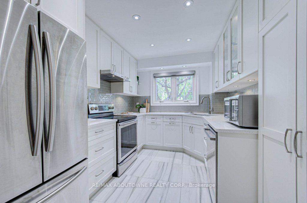 Photo 7 of 1012 Elizabeth Place, Oakville, Falgarwood — HOMEH