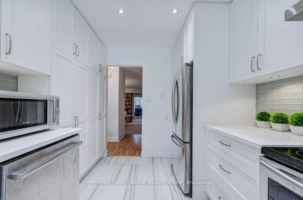 Photo 9 of 1012 Elizabeth Place, Oakville, Falgarwood — HOMEH