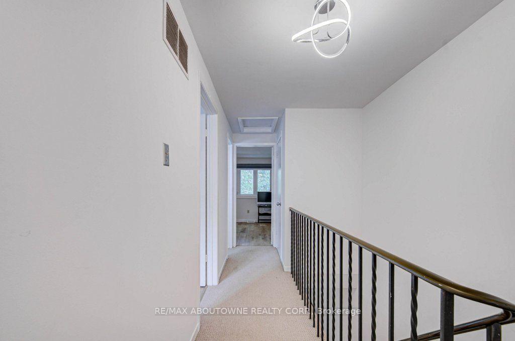 Photo 10 of 1012 Elizabeth Place, Oakville, Falgarwood — HOMEH