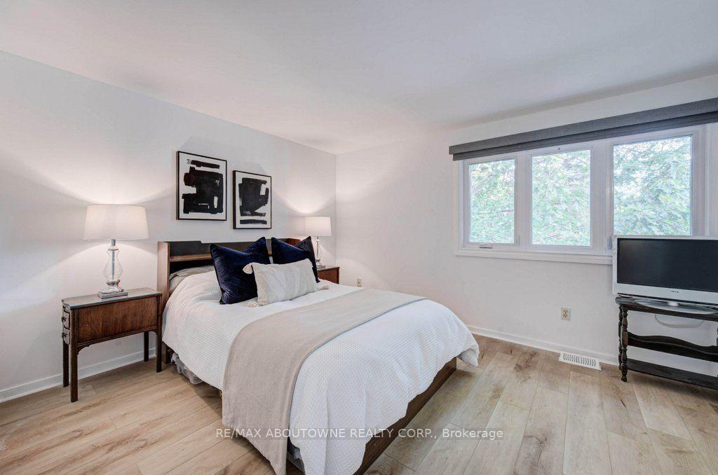 Photo 11 of 1012 Elizabeth Place, Oakville, Falgarwood — HOMEH