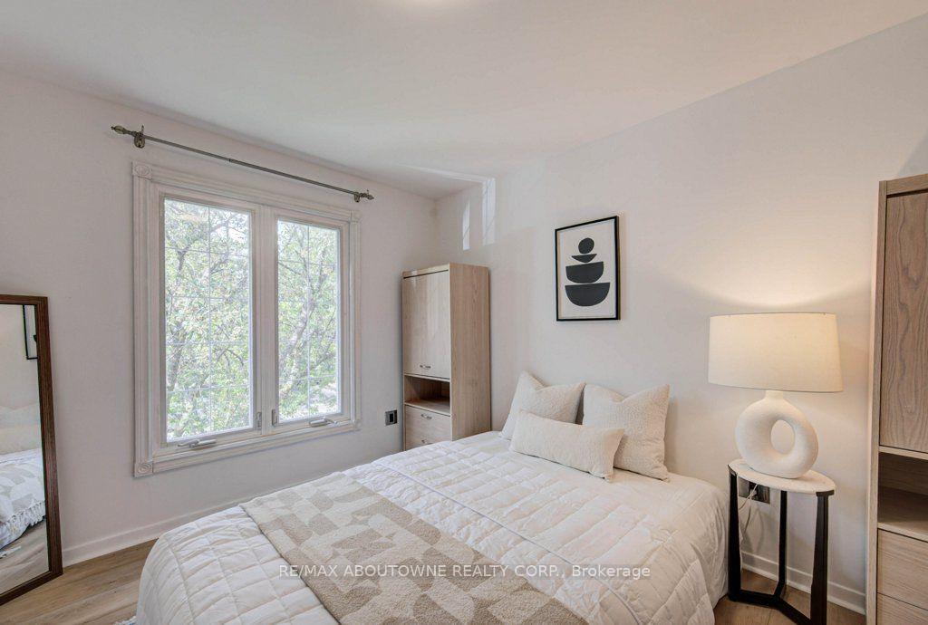 Photo 12 of 1012 Elizabeth Place, Oakville, Falgarwood — HOMEH