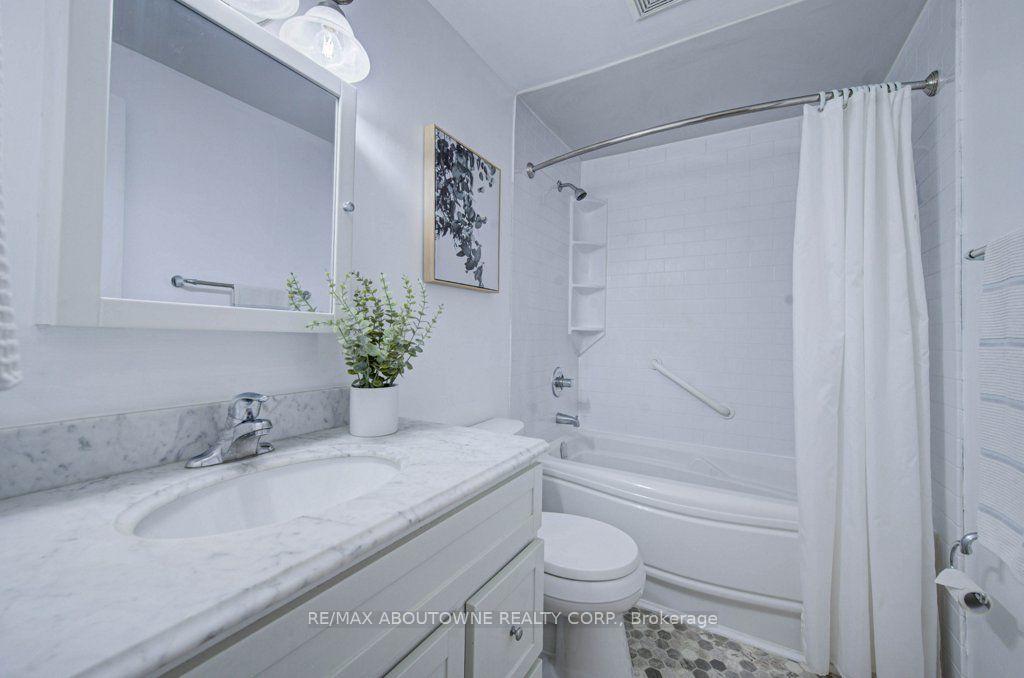 Photo 14 of 1012 Elizabeth Place, Oakville, Falgarwood — HOMEH