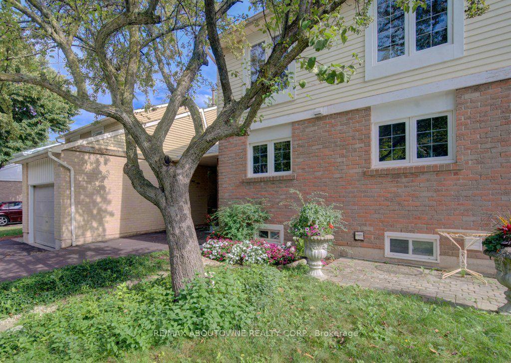 Photo 18 of 1012 Elizabeth Place, Oakville, Falgarwood — HOMEH