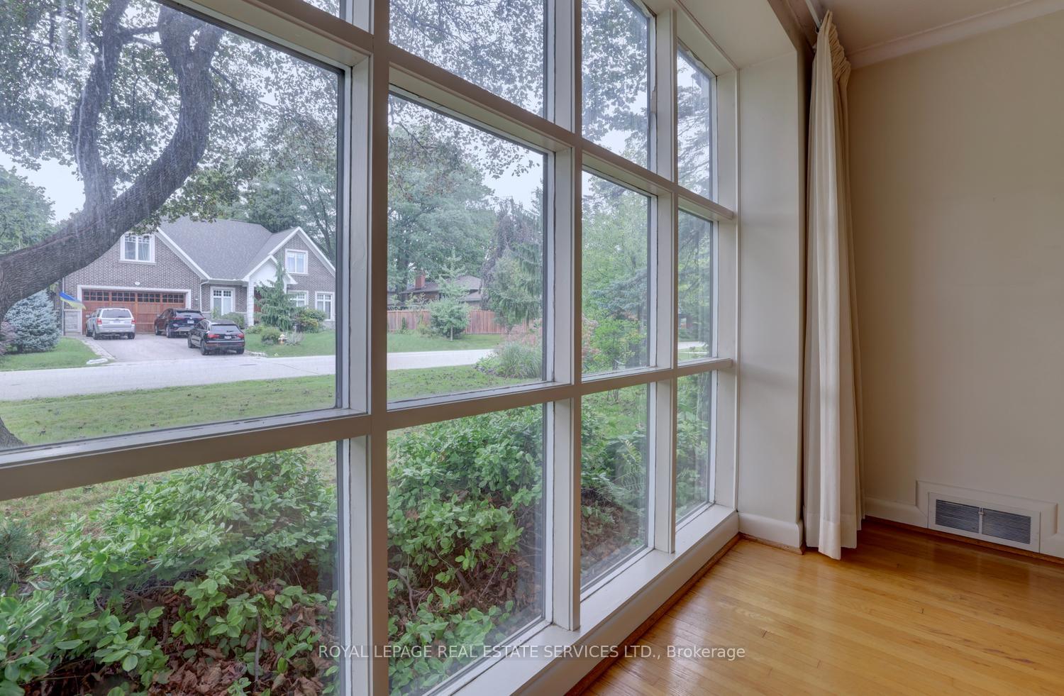 Photo 10 of 19 Prince George Drive, Etobicoke, Princess-Rosethorn — HOMEH