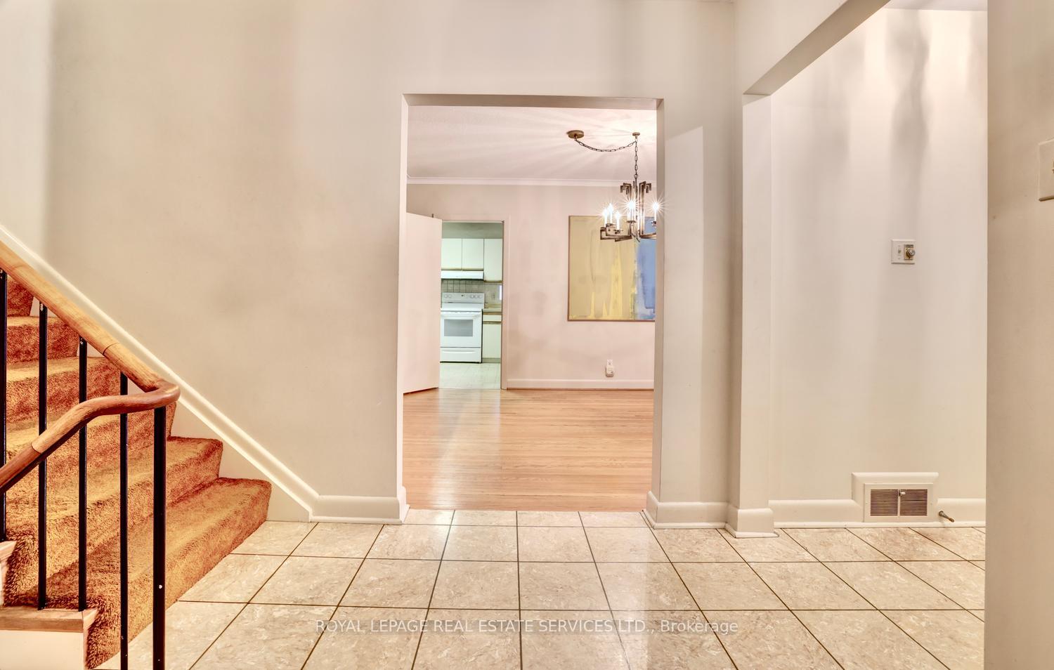 Photo 13 of 19 Prince George Drive, Etobicoke, Princess-Rosethorn — HOMEH