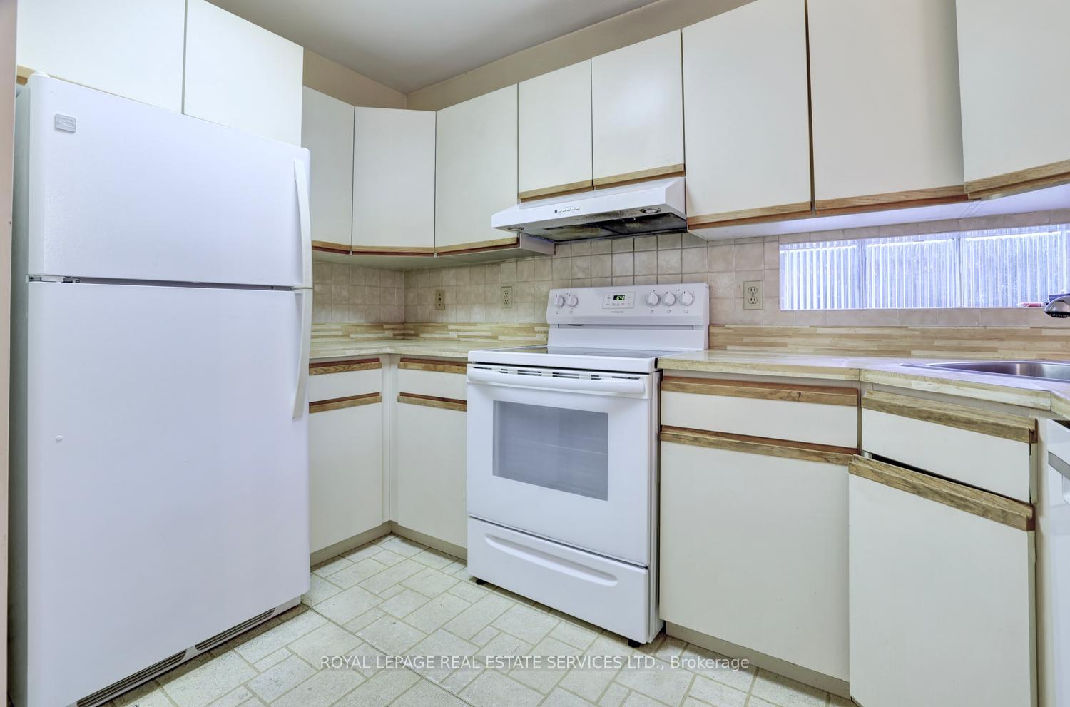 Photo 17 of 19 Prince George Drive, Etobicoke, Princess-Rosethorn — HOMEH