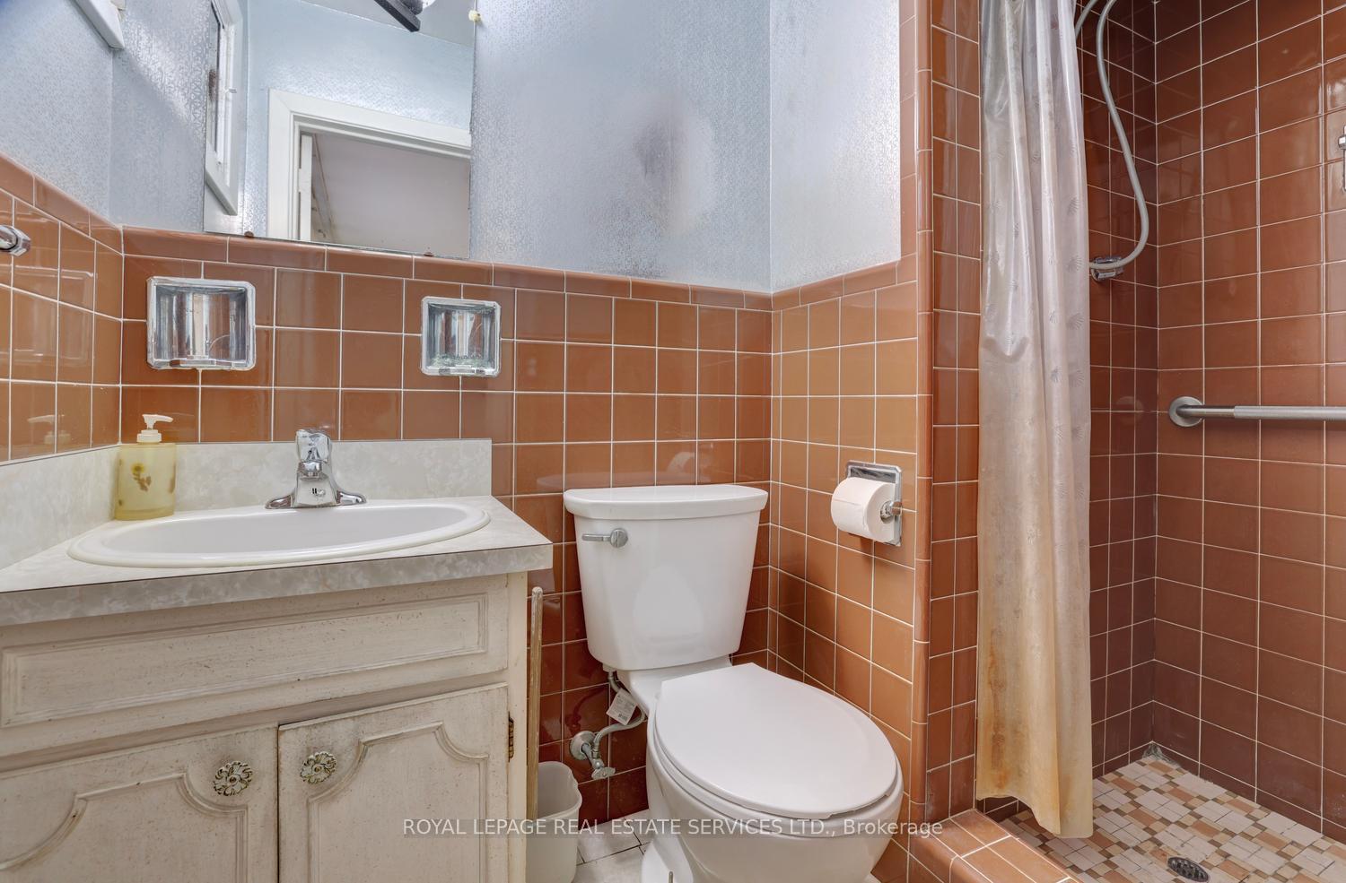 Photo 24 of 19 Prince George Drive, Etobicoke, Princess-Rosethorn — HOMEH
