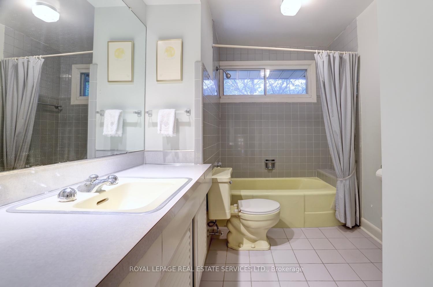 Photo 28 of 19 Prince George Drive, Etobicoke, Princess-Rosethorn — HOMEH