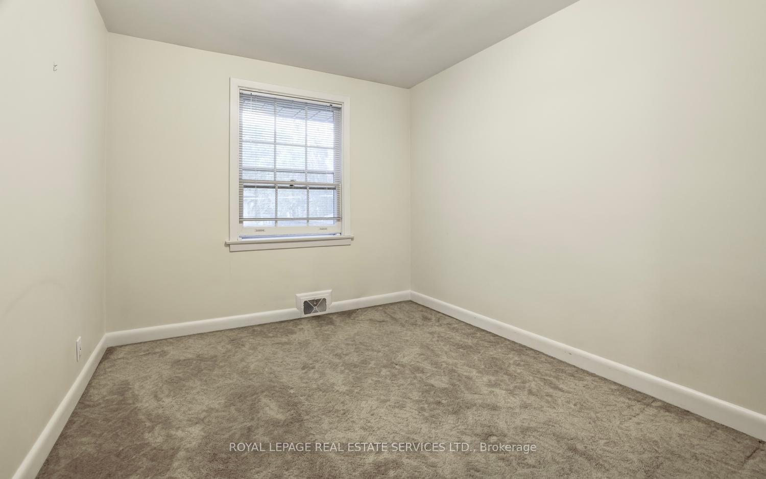 Photo 29 of 19 Prince George Drive, Etobicoke, Princess-Rosethorn — HOMEH