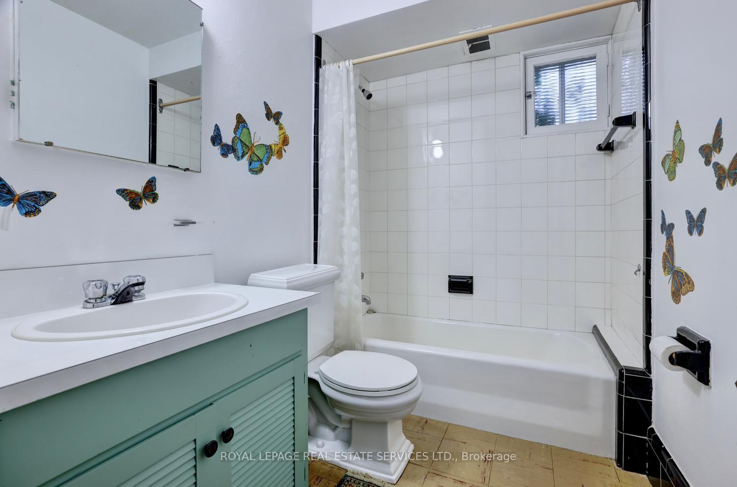 Photo 38 of 19 Prince George Drive, Etobicoke, Princess-Rosethorn — HOMEH