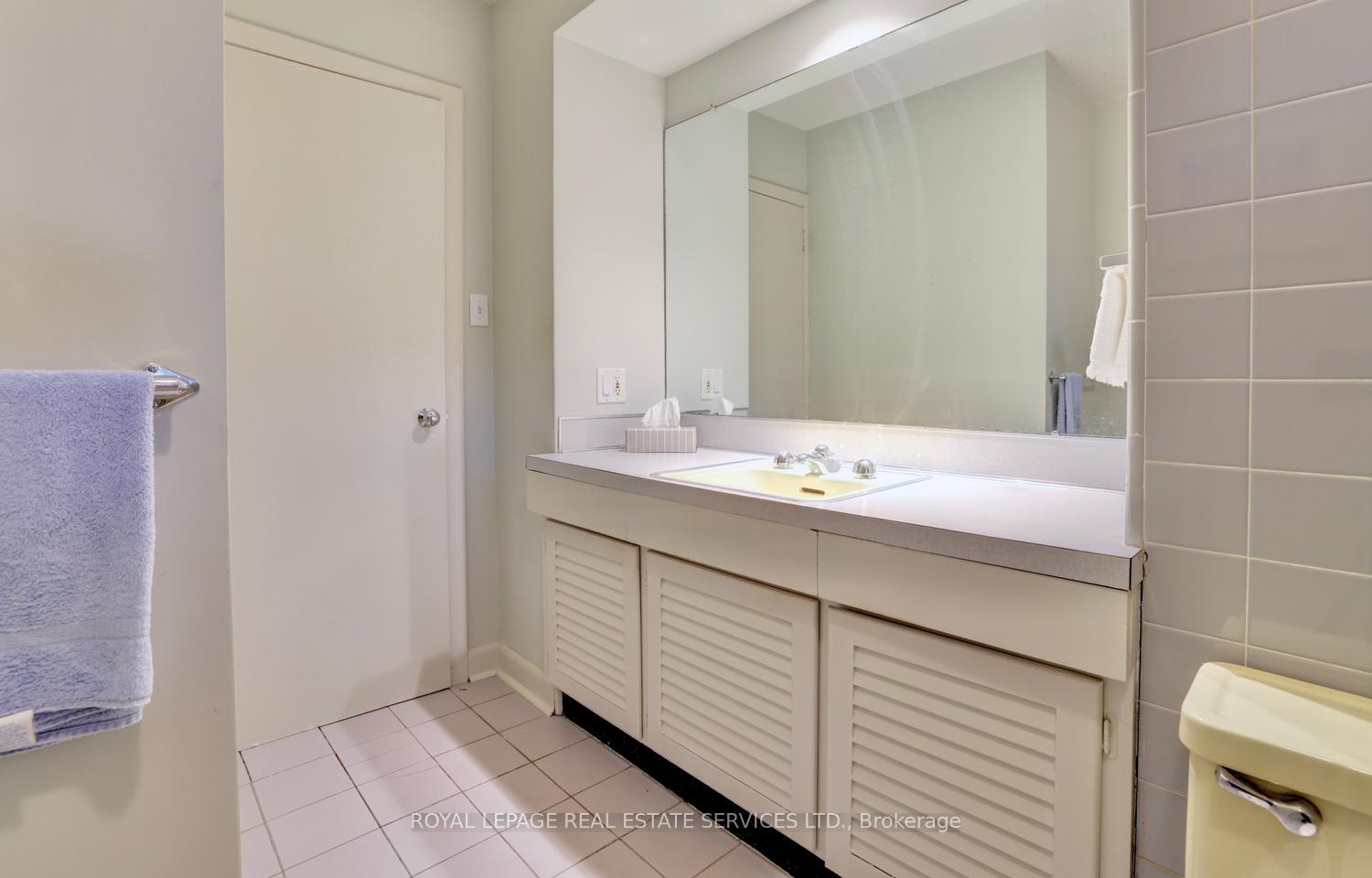 Photo 26 of 19 Prince George Drive, Etobicoke, Princess-Rosethorn — HOMEH