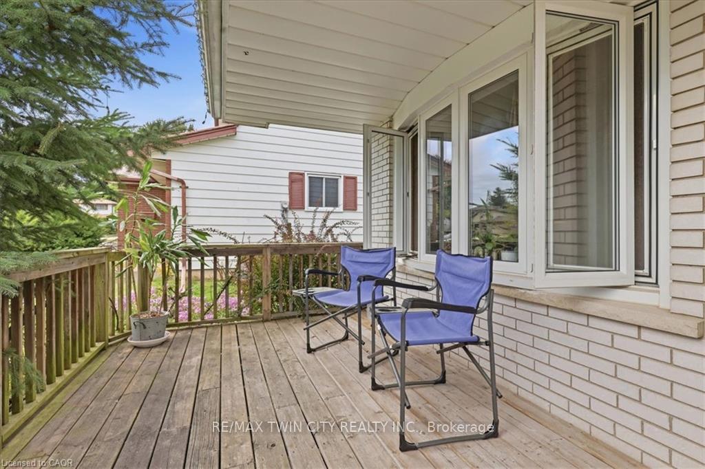 Photo 2 of 18 Forest Glen Court, Kitchener, Forest Hill — HOMEH