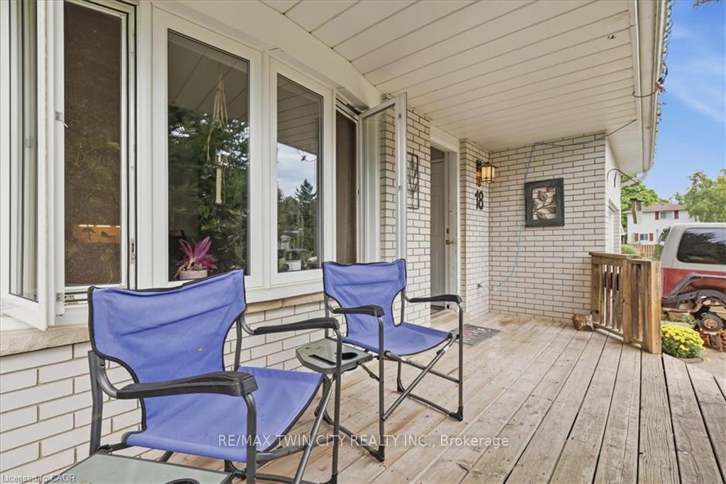 Photo 3 of 18 Forest Glen Court, Kitchener, Forest Hill — HOMEH