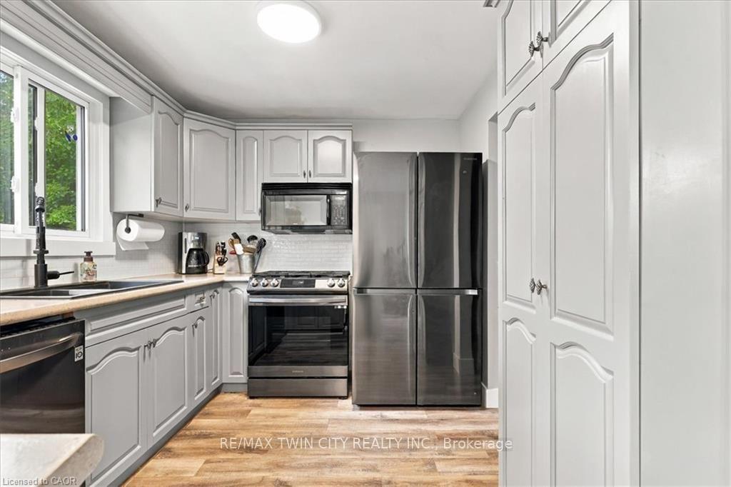 Photo 5 of 18 Forest Glen Court, Kitchener, Forest Hill — HOMEH