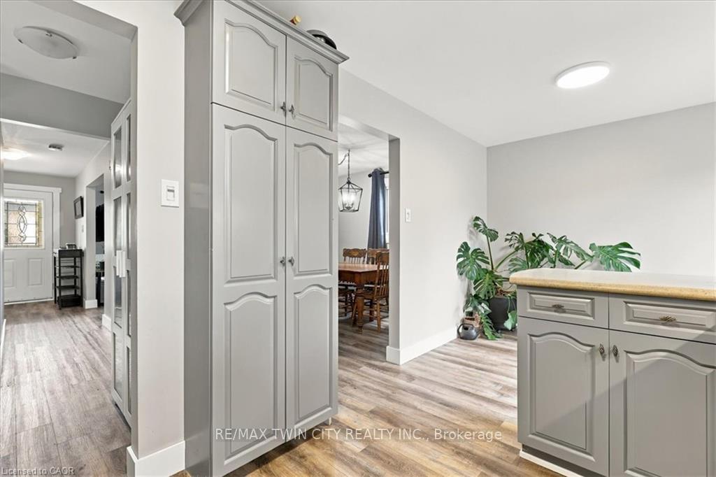 Photo 7 of 18 Forest Glen Court, Kitchener, Forest Hill — HOMEH