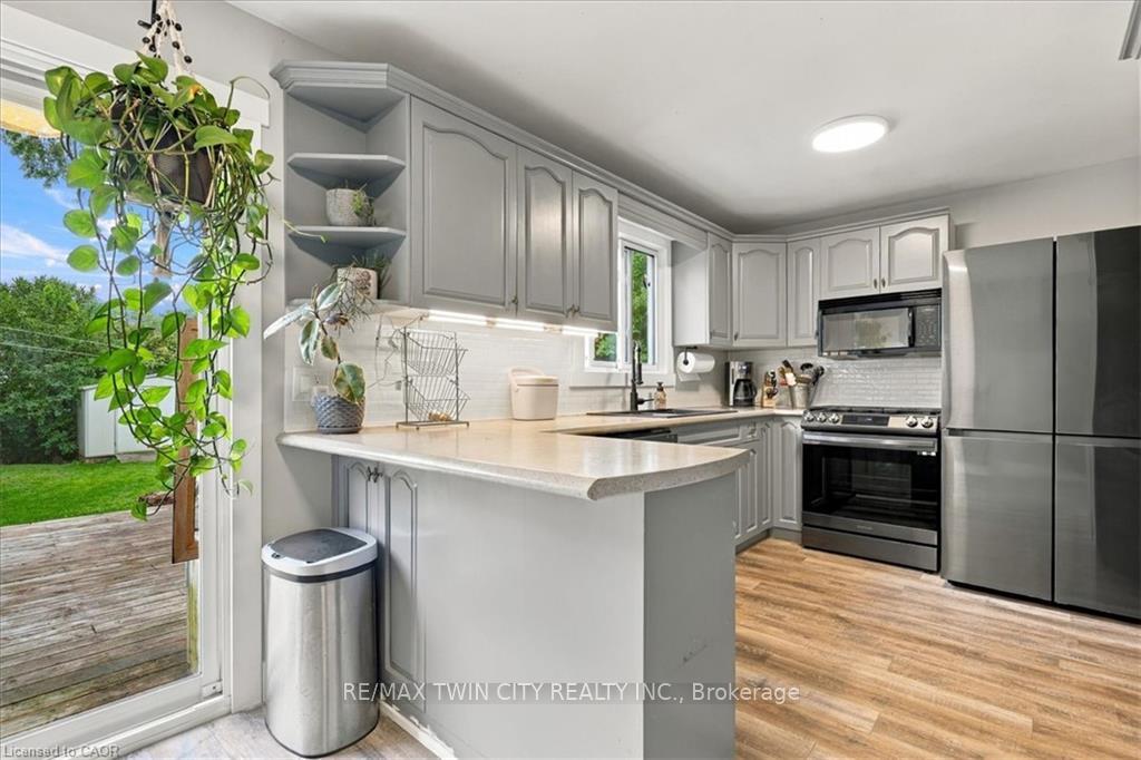 Photo 8 of 18 Forest Glen Court, Kitchener, Forest Hill — HOMEH
