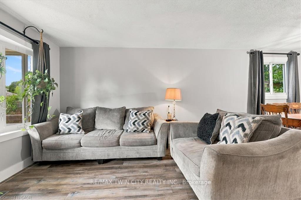 Photo 10 of 18 Forest Glen Court, Kitchener, Forest Hill — HOMEH