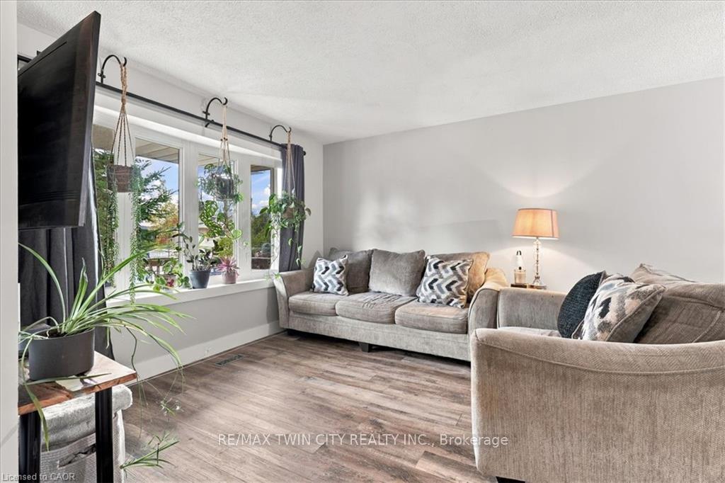 Photo 12 of 18 Forest Glen Court, Kitchener, Forest Hill — HOMEH
