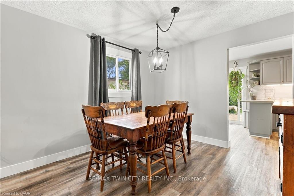 Photo 13 of 18 Forest Glen Court, Kitchener, Forest Hill — HOMEH