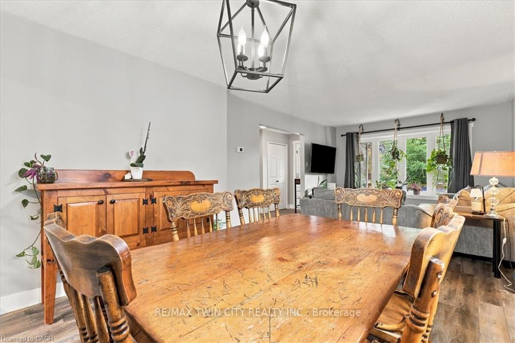 Photo 15 of 18 Forest Glen Court, Kitchener, Forest Hill — HOMEH