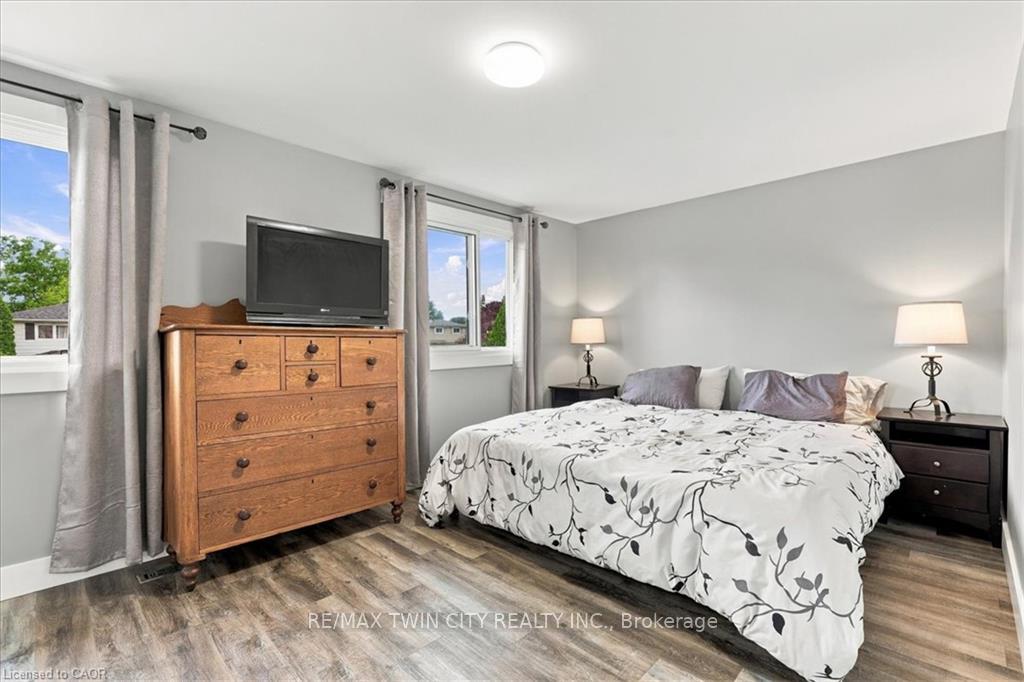 Photo 16 of 18 Forest Glen Court, Kitchener, Forest Hill — HOMEH