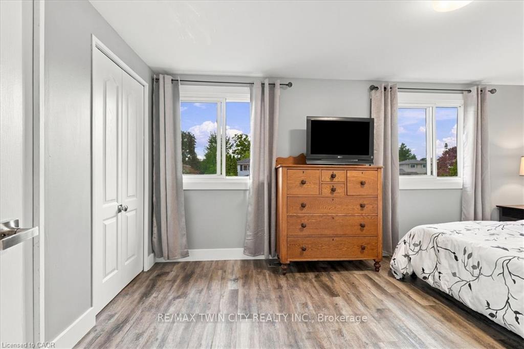 Photo 17 of 18 Forest Glen Court, Kitchener, Forest Hill — HOMEH