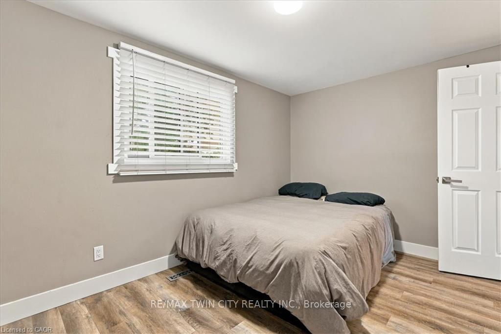 Photo 20 of 18 Forest Glen Court, Kitchener, Forest Hill — HOMEH
