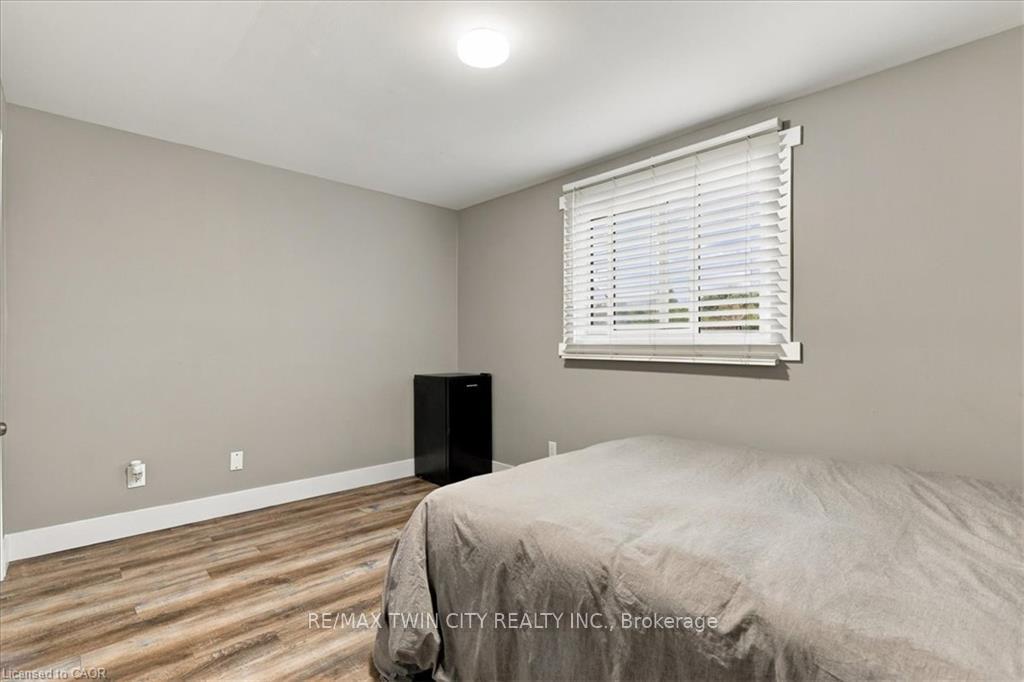 Photo 21 of 18 Forest Glen Court, Kitchener, Forest Hill — HOMEH
