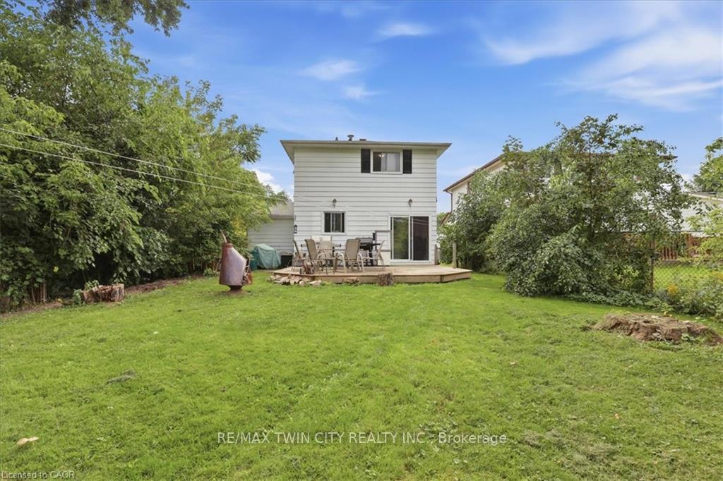 Photo 33 of 18 Forest Glen Court, Kitchener, Forest Hill — HOMEH