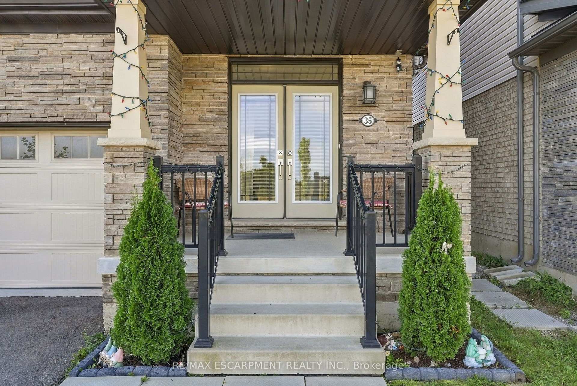Photo 3 of 35 Royal Coachman Way, Hamilton, Stoney Creek Mountain — HOMEH