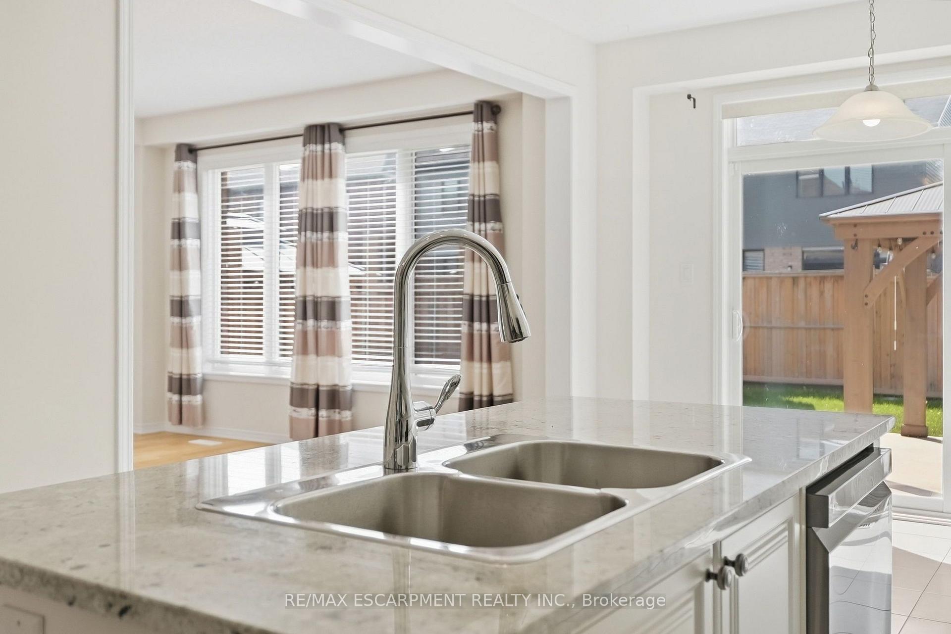 Photo 10 of 35 Royal Coachman Way, Hamilton, Stoney Creek Mountain — HOMEH